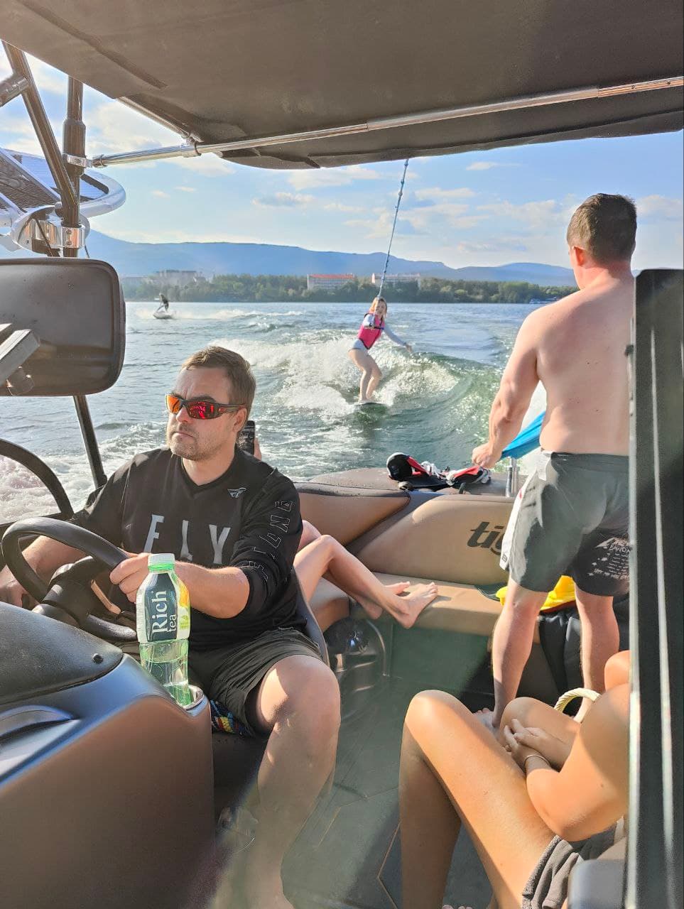 Вейкбординг на современном катере с баластной системой