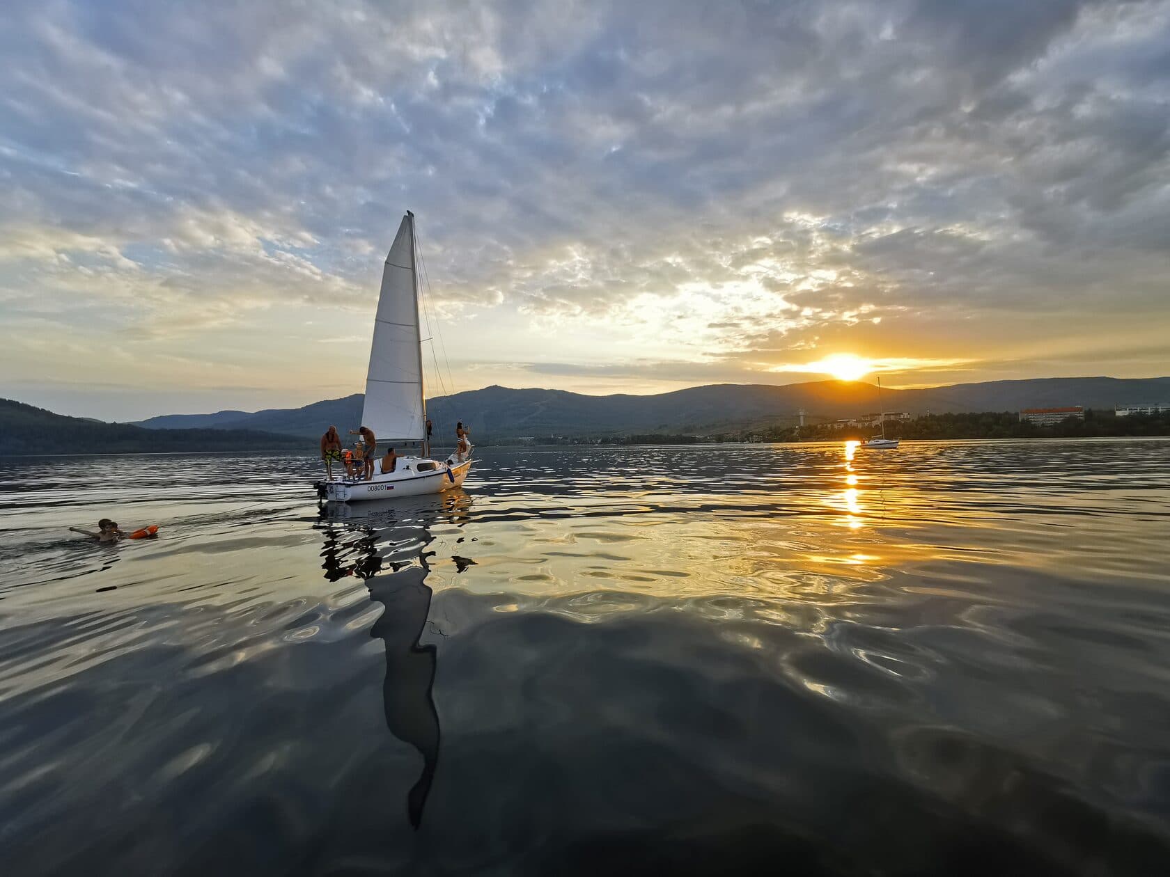 Двухчасовая прогулка на парусной яхте с купанием