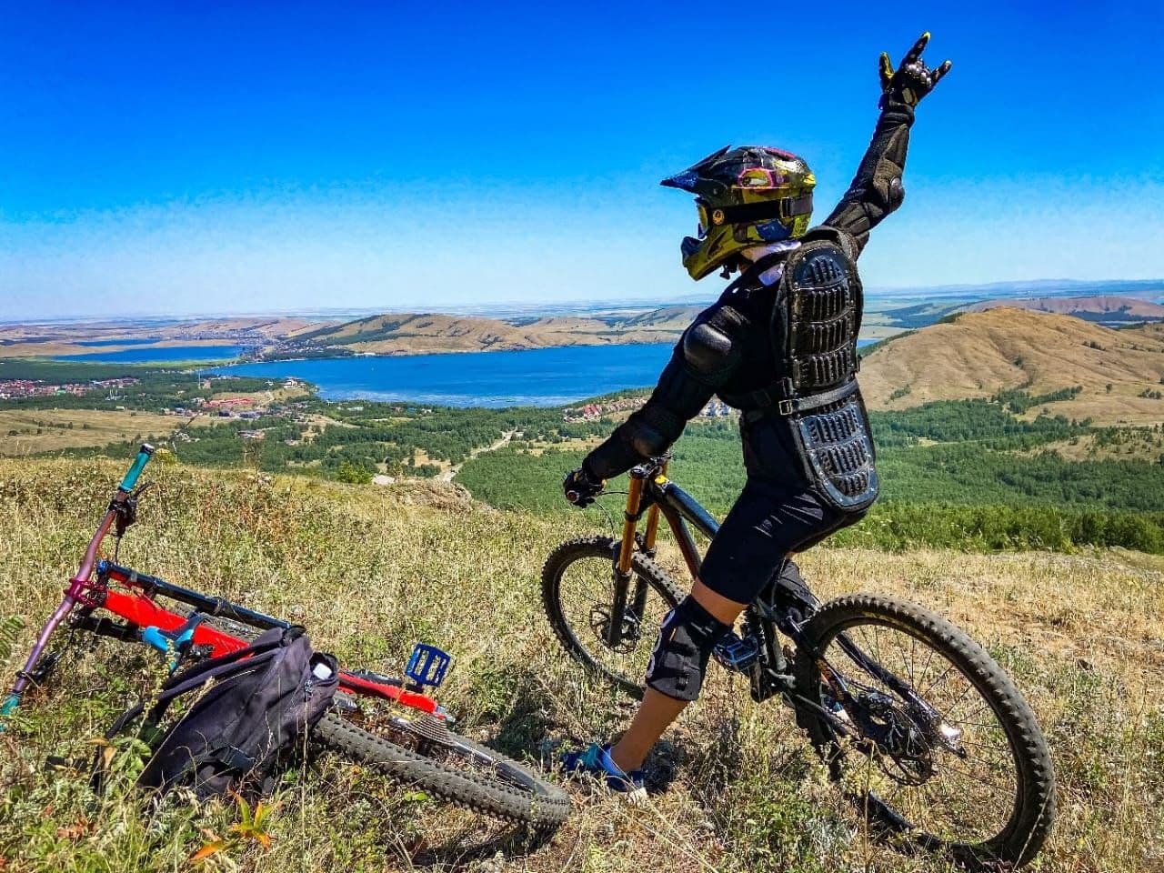 DH-БЕЗУМИЕ на  Банном: Трассы с Трамплинами Ждут Героев!